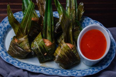 Pandan Yaprağına Sarılmış Kızarmış Tavuk