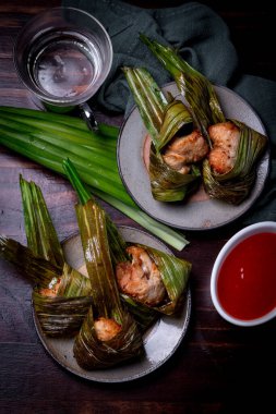 Pandan Yaprağına Sarılmış Kızarmış Tavuk