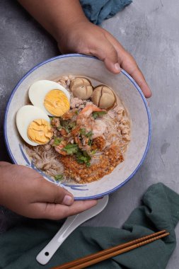 Tom Karides ve Yumurtalı Erişte