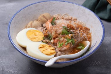 Tom Karides ve Yumurtalı Erişte