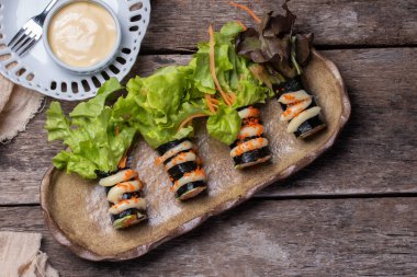 Deniz yosunuyla sarılmış salata ruloları