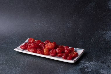 Seramik Tabakla Kurutulmuş Domatesler