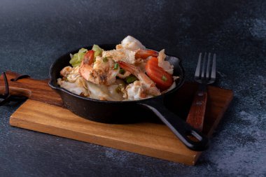 Siyah tavada kızarmış tavuk.