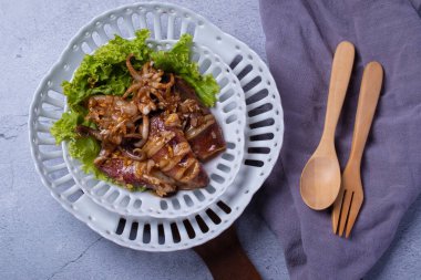 Yarım tabakta sarımsaklı kızarmış kalamar.