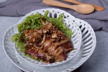 Yarım tabakta sarımsaklı kızarmış kalamar.