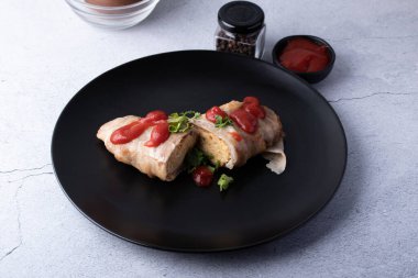 Pastırma ve domates soslu omlet.