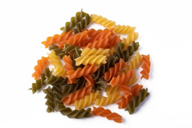 Beyaz zemin üzerinde çok renkli spiral makarna ev yapımı fusilli makarna.