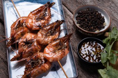 Şişte ızgara karides. Baharatlı ızgara deniz ürünleri, yakın çekim.