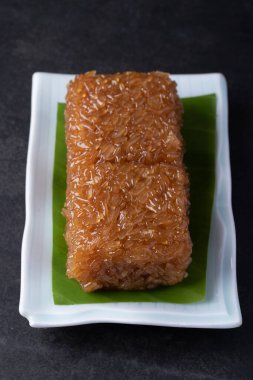 Esmer glutinous pilavı, Tayland tatlısı, siyah arka plan.