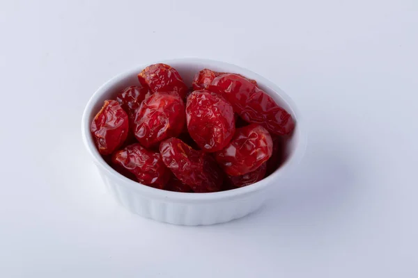 Suszone Pomidory Białych Kubkach Ceramicznych Białym Tle — Zdjęcie stockowe
