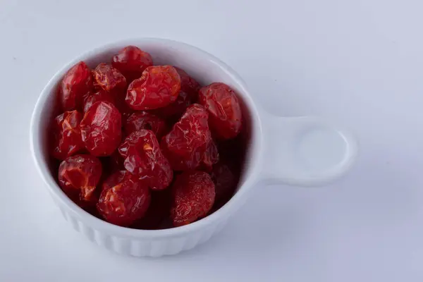 Tomates Secos Tazas Cerámica Blanca Sobre Fondo Blanco — Foto de Stock