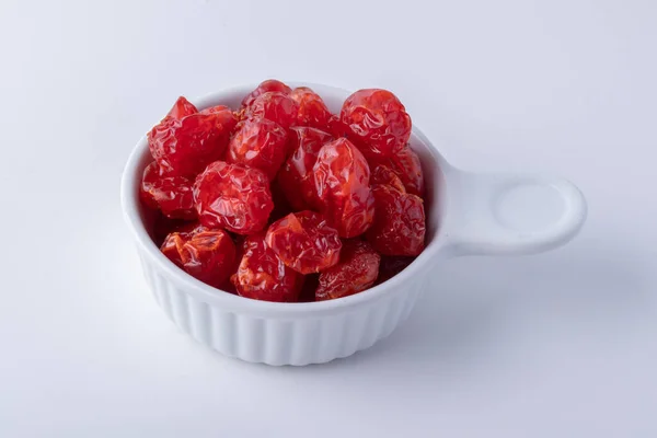 Tomates Secos Tazas Cerámica Blanca Sobre Fondo Blanco — Foto de Stock