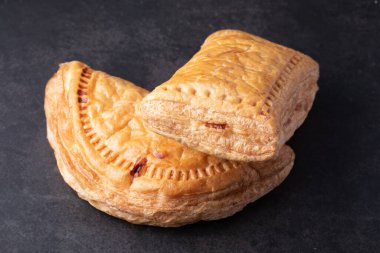 Siyah arka planda ev yapımı Ekmek.