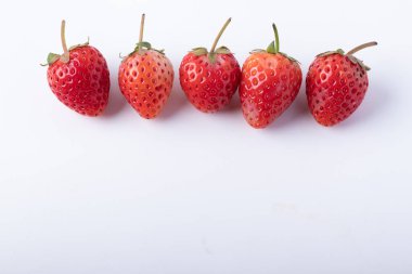 Beyaz arka planda taze çilekler