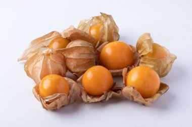 Beyaz arka planda Cape Gooseberry