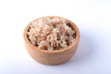 Yasemin esmer pirinç beyaz arka planda ahşap bardakta