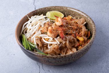 Tayland 'ın ulusal yemeği Karides Pad Thai.