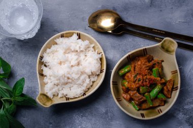 Tayland yemeği üzerine uzun fasulyeli kızarmış domuz eti körisi.