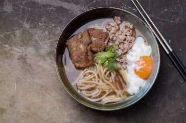 Japon Kake udon eriştesi ve haşlanmış domuz eti.