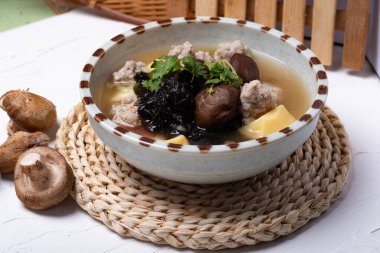 Shiitake Mantarlı Çorba, Kıymalı Domuz eti ve Yosun