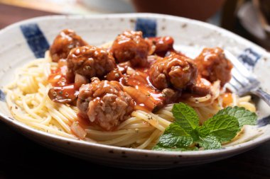 Domuz eti ve köfteli spagetti