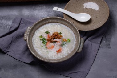 Seramik kasede karides lapası.