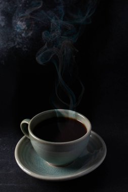 Siyah arka planda sıcak bir kahve seti