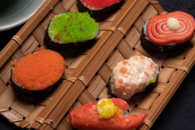 Siyah arka planda bambuyla suşi.