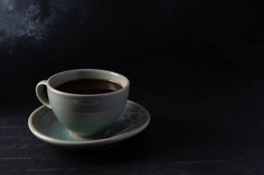 Siyah arka planda sıcak bir kahve seti