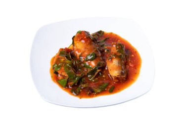 Baharatlı fesleğen yapraklı kızarmış baharatlı balık. Baharatlı fesleğenle kızartılmış domates soslu sardalya. Tayland usulü yemek. Kırpma Yolu