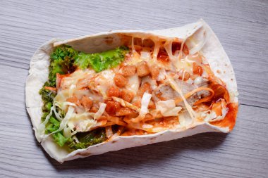 Ahşap zeminde kebaplı sandviçi kapat.