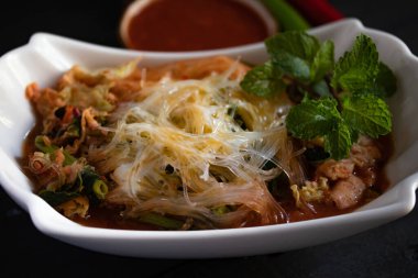 Siyah arka planda Sukiyaki vermicelli