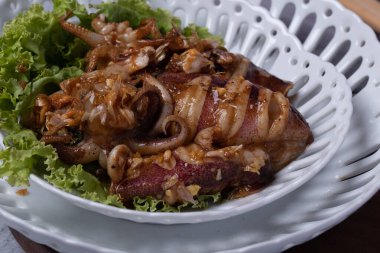 Yarım tabakta sarımsaklı kızarmış kalamar.