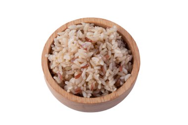 Yasemin esmer pirinç beyaz arka planda ahşap bardakta