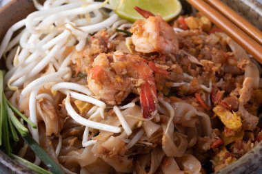 Tayland 'ın ulusal yemeği Karides Pad Thai.