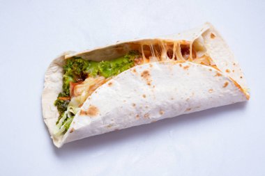 Beyaz arka planda kebap sandviçi yakın plan