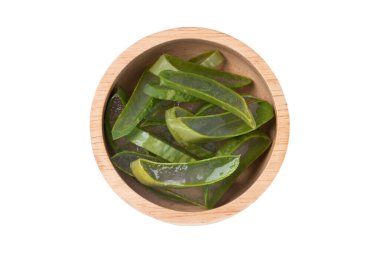 Aloe Vera yaprakları ve beyaz arka planda izole edilmiş beyaz kasede dilimlenmiş..