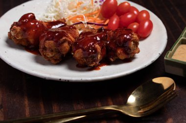 Gochujang soslu Kore usulü kızarmış tavuk.