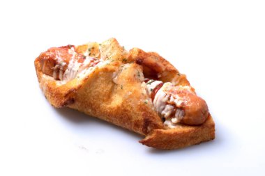 Sosisli çörekler tavuk kroket beyaz arka planda mösyö sosis.