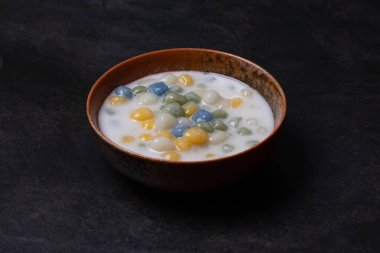 Şamandıra üç renkli hindistan cevizi sütlü tatlı Tayland tatlısı