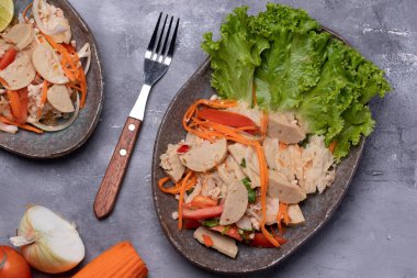 Baharatlı Vietnam sosisi salatası Tayland sokak yemeği.