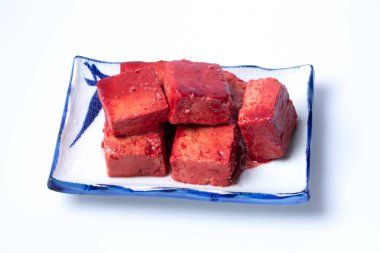 Beyaz arka planda Çin mayalanmış fasulye kaymağı (Fu Ru)