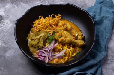 Khao Soi Yemek Tarifi, Kuzey Tarzı Körili Erişte Çorbası ve Siyah Tabakta Tavuk..