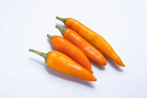Friss Narancs Chili Paprika Fehér Alapon — Stock Fotó
