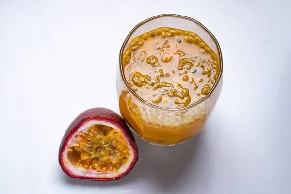 透明ガラスのパッションフルーツジュースとパッションフルーツのフルーツ — ストック写真