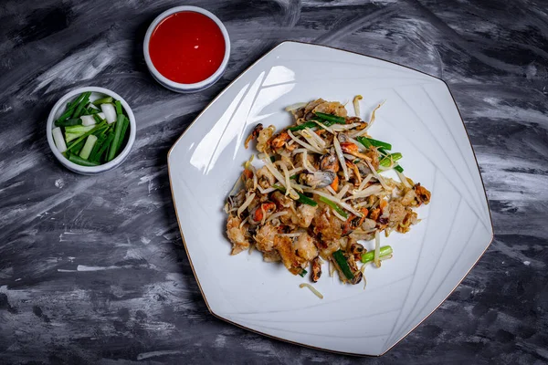 Smažené Škeble Smíchané Křupavou Moukou Smažené Fazolovými Výhonky Jedené Chilli — Stock fotografie