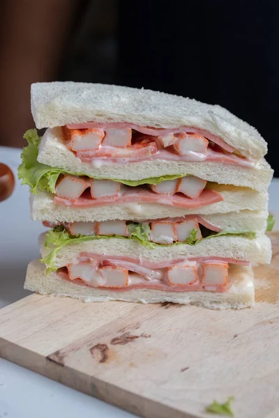 Sandwiches Brot Gefüllt Mit Krabbenspießen Und Schinken Mayonnaise Und Gemüse — Stockfoto