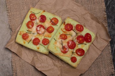 Fırında domatesli pandan aromalı ekmek, biberiye serpiştirilmiş peynir.