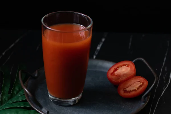 Cocktail Rouge Jus Tomate Dans Verre Clair Image Ton Foncé — Photo