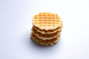 Beyaz arkaplanda waffle kurabiyeleri